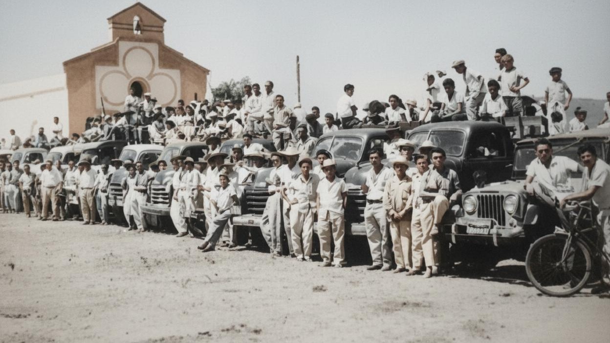 Grupo de fiéis em frente à igreja da paróquia, em Lagoa do Mato, Itatira, na década de 70.
