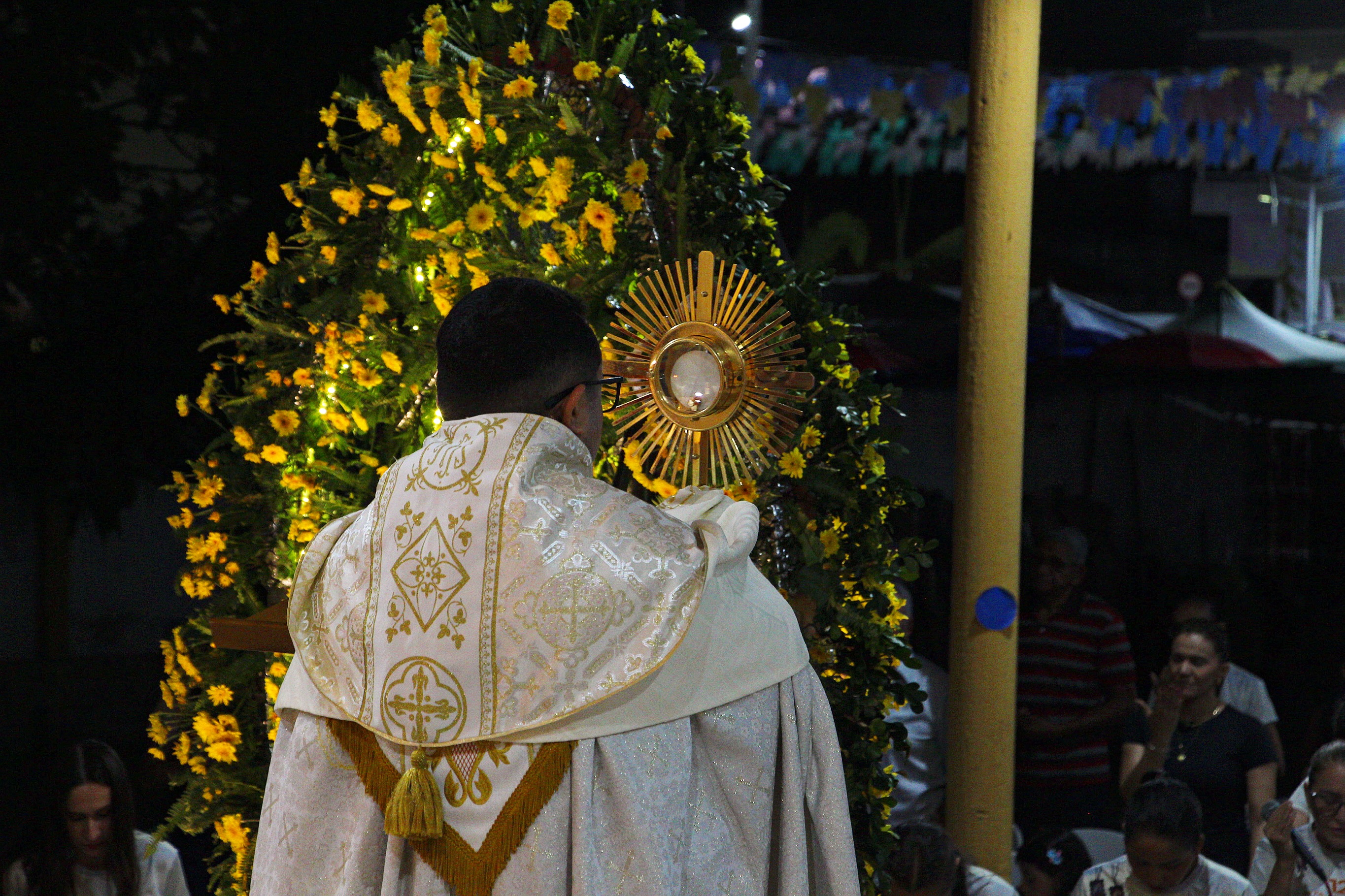 Celebração na igreja da paróquia