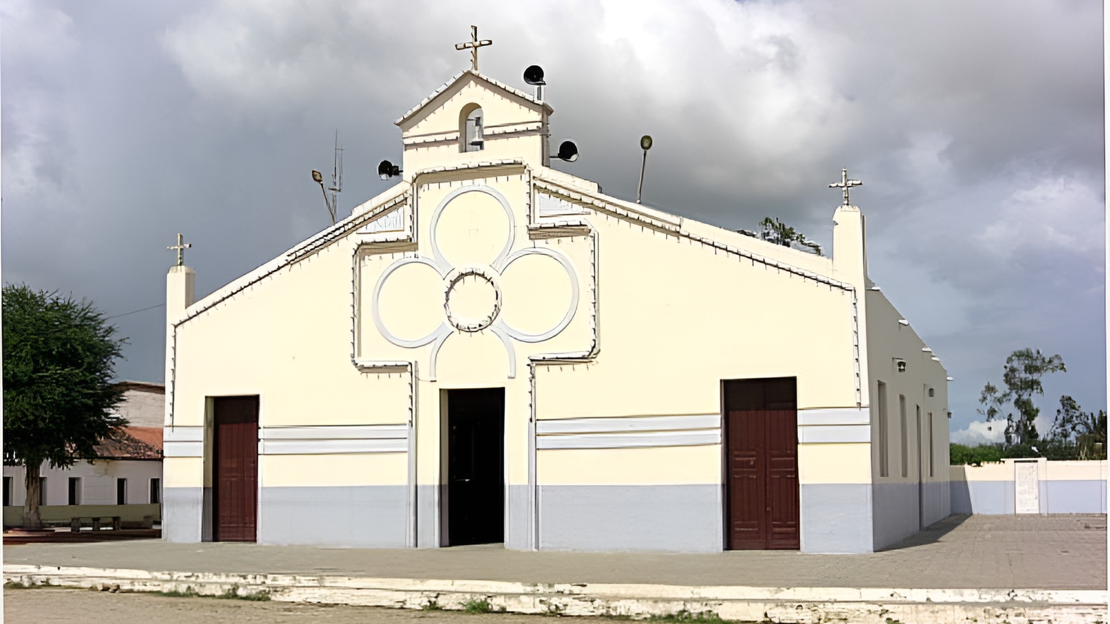 Igreja e altar em momento de culto religioso antigo